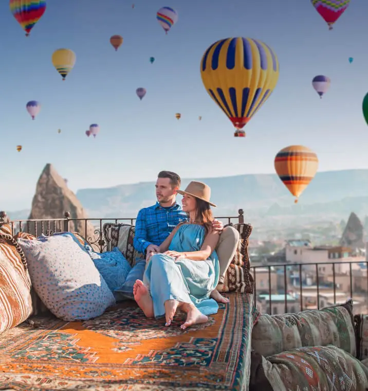Wedding couple with hot air balloons